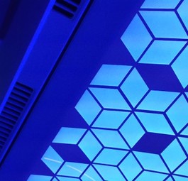 Allgemein wird die Airspace-Kabine durch Lichteffekte angenehmer gemacht. So soll etwa der Jetlag verringert werden. Es dominieren Lila- und Blautöne. Individuelle Muster sorgen für eine Differenzierung zwischen den Fluggesellschaften.