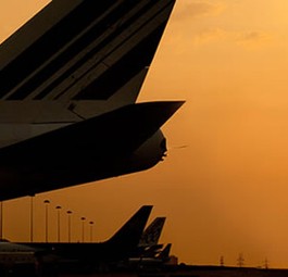 Flieger am Flughafen Caracas: Für Passagiere wird der Abflug noch mühsamer.
