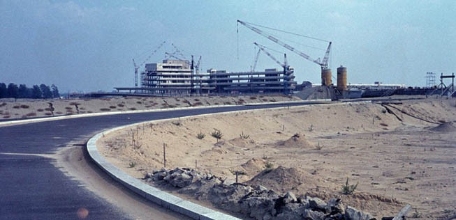 Zwei Jahre nach Baubeginn feiert man 1972 Richtfest für die neuerrichteten Flughafenanlagen in Tegel Süd.