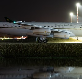 Der Airbus A340-200 mit dem Kennzeichen HZ-124 nach seiner Rückkehr aus Dublin nach Hamburg.