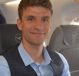 Die Lufthansa fliegt den FC Bayern zu allen Partien. Im Gegenzug wirbt sie unter anderem mit den Spielern des deutschen Rekordmeisters. Außerdem unterstützt die deutsche Fluglinie auch Eintracht Frankfurt.