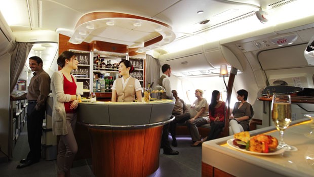 Das Auge isst mit, heißt es so schön. Bei Emirates wird das hochwertige Essen auf nicht weniger hochwertigem Porzellan serviert. Auf den Teller kommt alles von iranischem Kaviar bis mit Wildhonig glasierte Entenbrust.