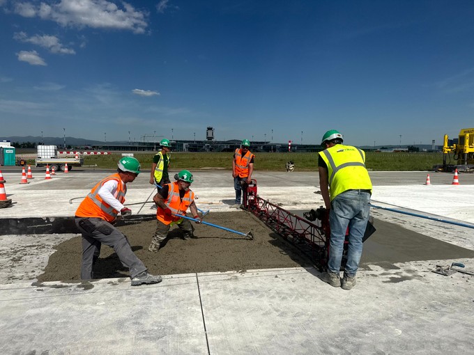Die neue Piste des Flughafens Basel/Mulhouse/Freiburg wurde robuster ausgelegt als ihr Vorgänger. Die Betonschicht wächst von bislang 35 auf neu 38 Zentimeter Dicke an.