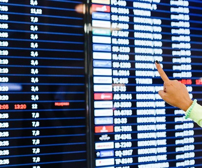 Anzeigetafel in einem russischen Flughafen: Trotz Sanktionen mehr Reisende.