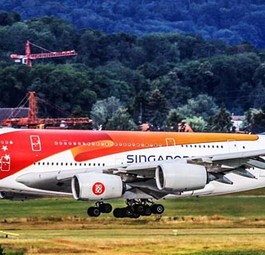 Airbus A380 von Singapore Airlines in Speziallackierung zum 50. Jubiläum der Gründung Singapurs: Die Airline ist eng mit dem Staat verknüpft.