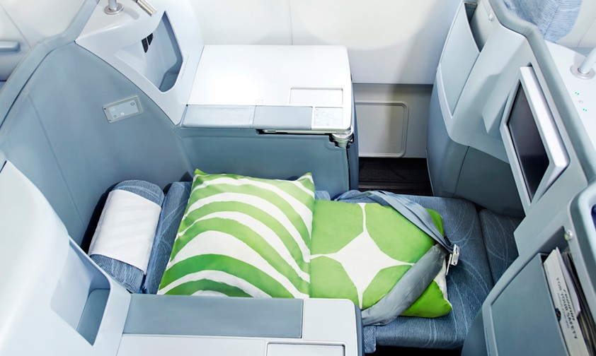 Zum Bett umgebauter Business-Class-Sitz im A330 von Finnair: Einsteigen in London.