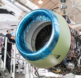 Das erste Vorserienflugzeuge der Falcon 6X erhält seine Pratt &amp; Whitney -Triebwerke: Der Businessjet von Dassault Aviation ...