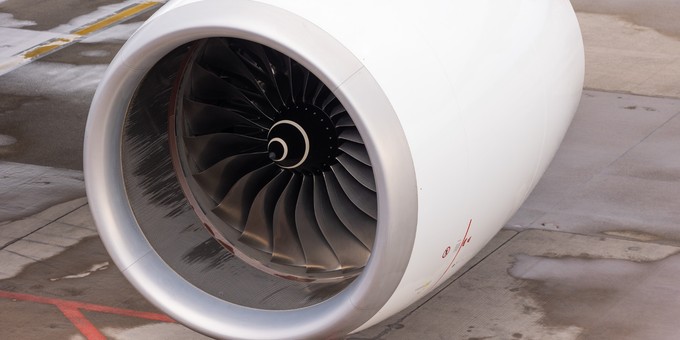 Ein Blick auf das Triebwerk des Flugzeuges.