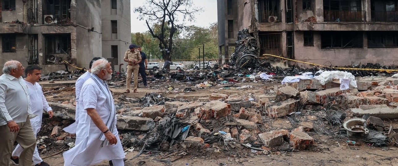 Premier Narendra Modi am Absturzort in Ahmedabad: Die Behörden nehmen Air Indias Ausbildung unter die Lupe.