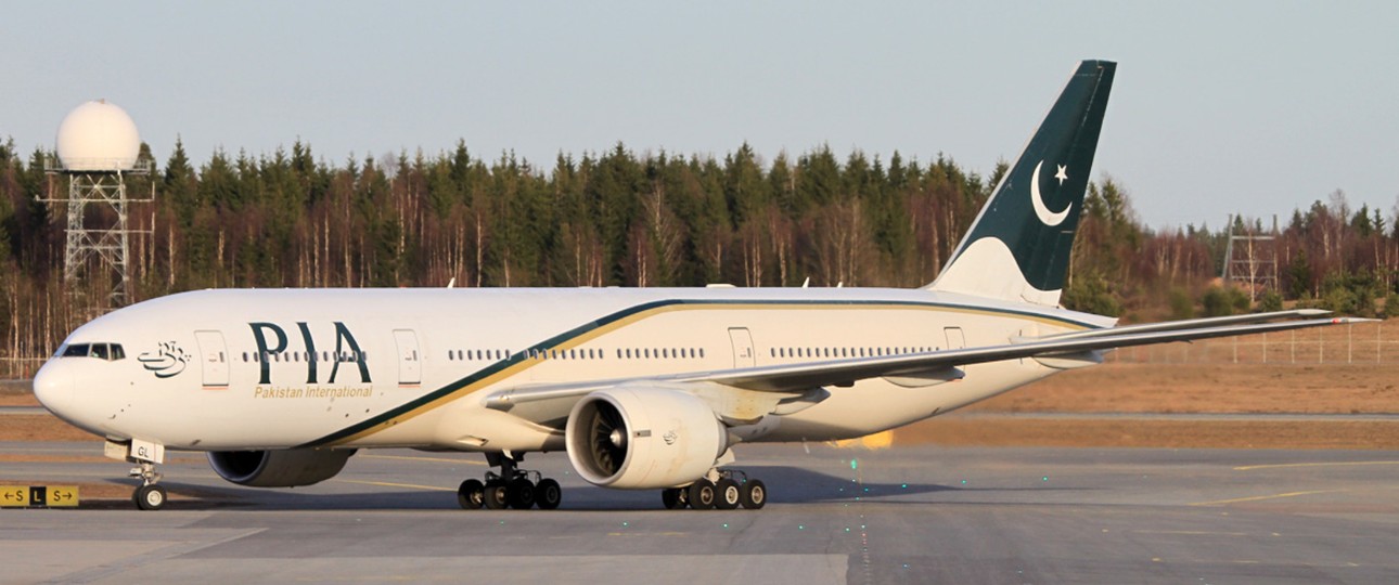 Die Boeing 777 AP-BGL von PIA (hier 2013 in Oslo): Seit 2020 am Boden.