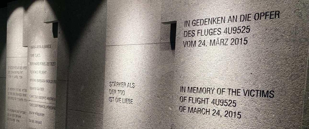 Gedenktafel am Flughafen Düsseldorf: «Stärker als der Tod ist die Liebe». 
