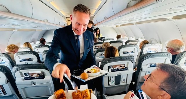 Jens Ritter: Machte das Internet an - und servierte auch auf dem ersten Starlink-Flug.