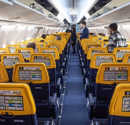 Kabine von Ryanair: Die Airline erhebt in England eine Gebühr, wenn man neben seinen Kindern sitzen will.