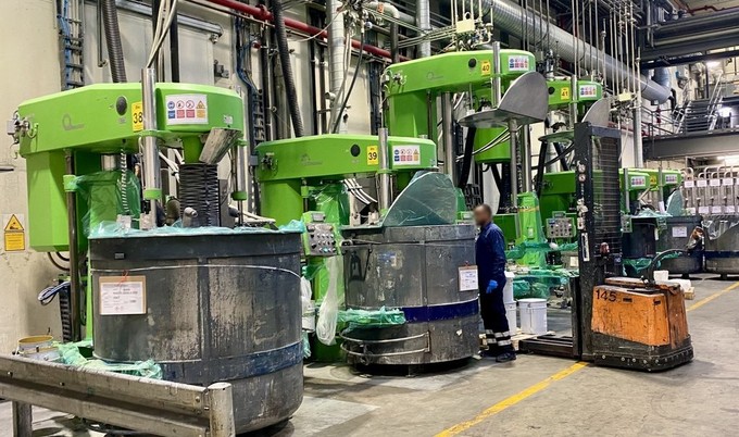 Lackherstellung bei Mankiewicz: Große Mixer.