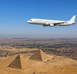 Airbus A321 über den Pyramiden: In Ägypten soll in diesem Jahr eine neue Airline an den Start gehen.