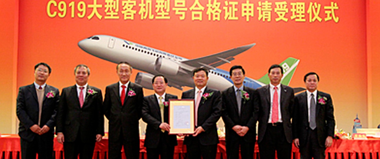 Comac-Manager posieren nach der Zertifizierung: Die C919 soll bald fliegen.