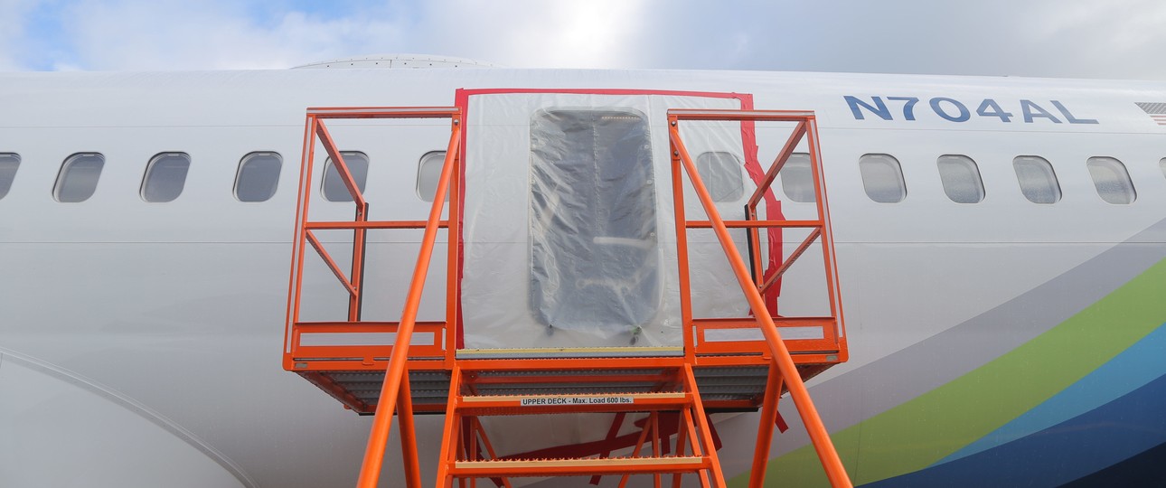 Die betroffene Boeing 737 Max 9 während der Untersuchung: Der Vorfall beschäftigt weiterhin Gerichte.