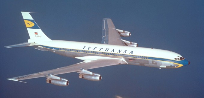 Der Düsenflieger war der Super Constellation in Sachen Geschwindigkeit, Reichweite und Komfort überlegen. Rasch verdrängte die 707 den Propellerflieger aus seiner ehemaligen Paraderolle.