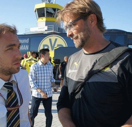 Der erste Fußballclub, der mit Intersky flog, war der BVB. Hier diskutiert Trainer Jürgen Klopp mit einem Piloten.