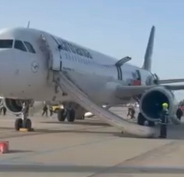 Der Airbus A321 Neo von Lufthansa bei der Evakuierung: Starker Geruch nach Kerosin.