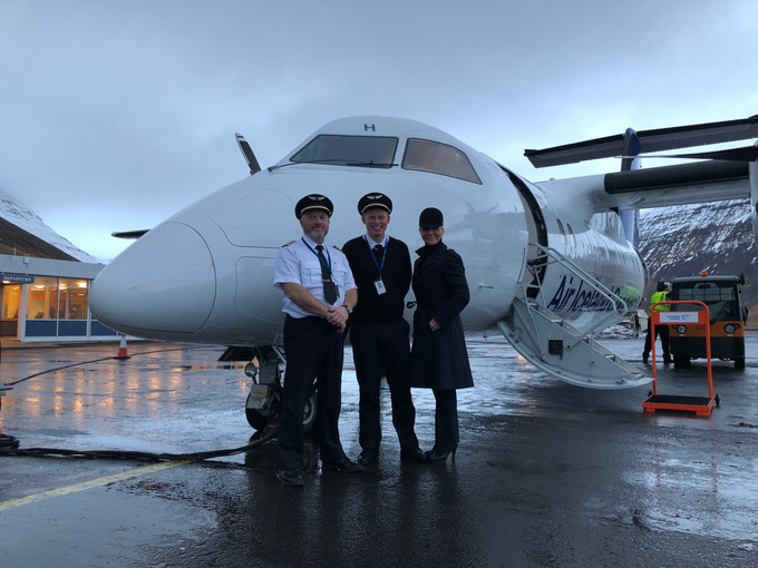 Flugkapitän Axel Ingi Eiríksson, Kopilot Jóhann Atli Hafliðason und Flugbegleiterin Helga Kristinsdottir - die Crew, die aeroTELEGRAPH geflogen hat.