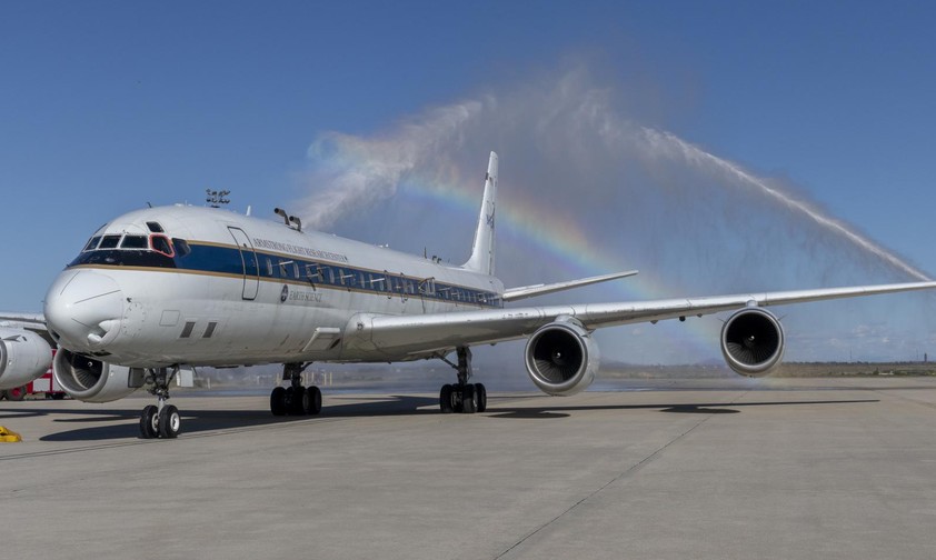 Wassersalut nach der letzten Mission der DC-8 der Nasa: Das Flugzeug ...