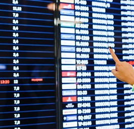Anzeigetafel in einem russischen Flughafen: Trotz Sanktionen mehr Reisende.