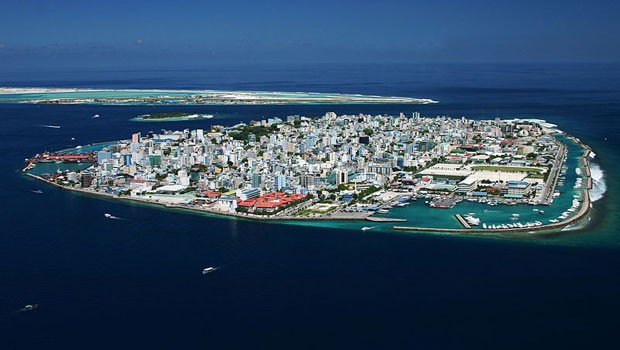 Rang 5. Malé International Airport, Malediven: Blick auf Atolle und blaues Meer.