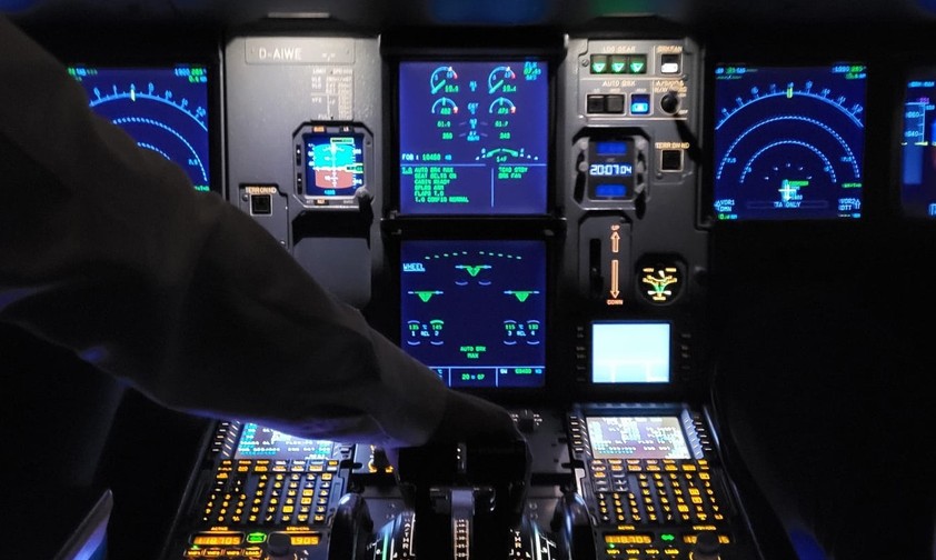 Cockpit in der Nacht: Wie sind Pilotinnen und Piloten angestellt?