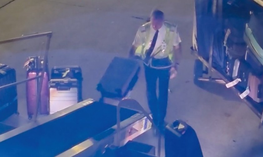 Delta-Pilot bei einer für ihn ungewöhnlichen Arbeit.