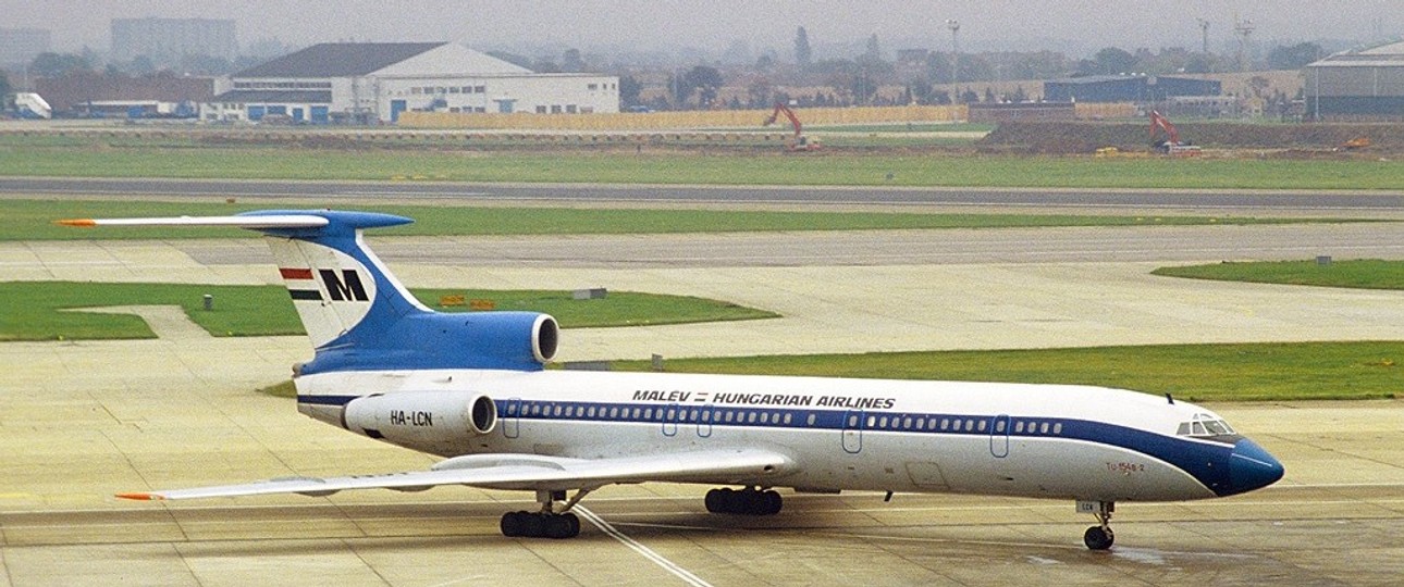 Tupolev Tu-154 von n Malev: Ein Bild aus besseren Zeiten.