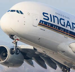 Singapore Airlines: Die Fluggesellschaft setzt weiterhin auf den Airbus A380. Erst kürzlich wurde ein weiteres Exemplar aus Australien zurückgeholt, um die Kabine zu modernisieren. Die Fluglinie hat aber beschlossen, <a href="https://www.aerotelegraph.com/singapore-airlines-zieht-sieben-a380-aus-dem-verkehr">sieben ihrer 19 Exemplare auszuflotten</a>.