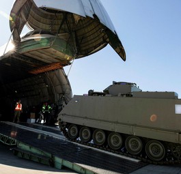 Antonov An-124 in Australien: Vier Transportpanzer geladen.