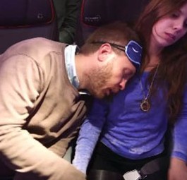 Mitreisende als Kissen: Gemäss Jetblue (und dem gesunden Menschenverstand) sollte man so nicht schlafen.