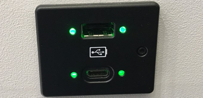 USB-Anschluss: Funktioniert nur, wenn die grünen Lämpchen leuchten. Airbus zeigt das System ...