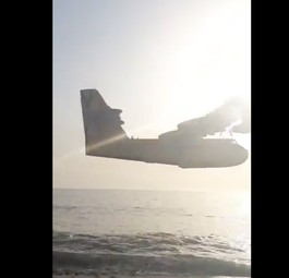 Löschflugzeug begeistert Badegäste