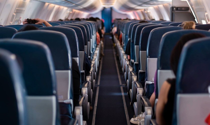 Blick in eine Flugzeugkabine: Immer wieder sterben Reisende auf einem Flug. Die Hauptursache sind Herzinfarkte.