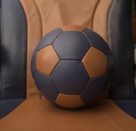 Wenn Sie in den vergangenen Jahren Southwest Airlines geflogen sind, dann sollten Ihnen die Farben dieses Fussballs bekannt vorkommen. Er wurde aus den alten Lederbezügen der Flugzeugsitze hergestellt und dient nun einem Kind in Kenia als Spielzeug.