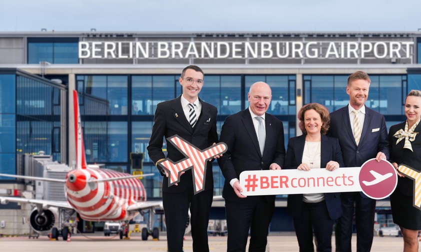 Berlins Regierender Bürgermeister Kai Wegner (2. v. l.), BER-Chefin Aletta von Massenbach (Mitte) und Condor-Chef Peter Gerber (2- v. r.), eingerahmt von Condor-Flugbegleitenden.
