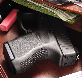 Schusswaffe in der Handtasche: Kann man ja mal vergessen?