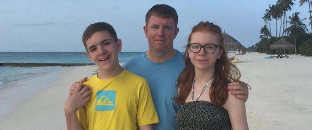 Grace (rechts) mit ihrem Vater und ihrem Bruder: Zum Glück gab es ein Happy End.