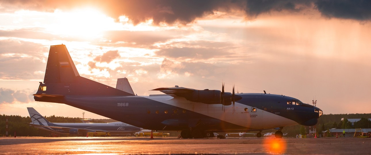 Eine Antonov An-12: Das Flugzeug kann bis zu 20 Tonnen Fracht transportieren.  