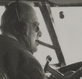Der britische Premierminister Winston Churchill im Jahr 1942 am Steuer der Boeing 314 mit dem Taufnamen Berwick.