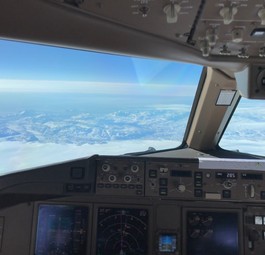 Cockpit einer Boeing 777: Wer hier Platz nehmen will, kann in der Schweiz finanzielle Unterstützung beantragen.
