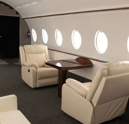 Olympia 4: Der Jet mit edlen Clubsesseln.