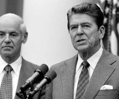 Ronald Reagan (am Mikrofon) spricht über den Streik der Fluglotsen: Der Präsident der USA entschied sich für einen harten Kurs.