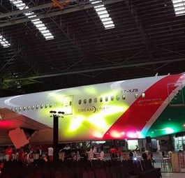 Dreamliner bei der Präsentation der Strecke Nairobi - New York: Kenya Airways ließ die Korken knallen.