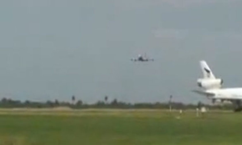 Anflug des Jumbos: Ohne Fahrwerk.