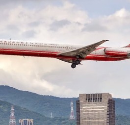 Die McDonnell Douglas MD-83 von Far Eastern Air Transport: WuUrde jetzt verkauft.