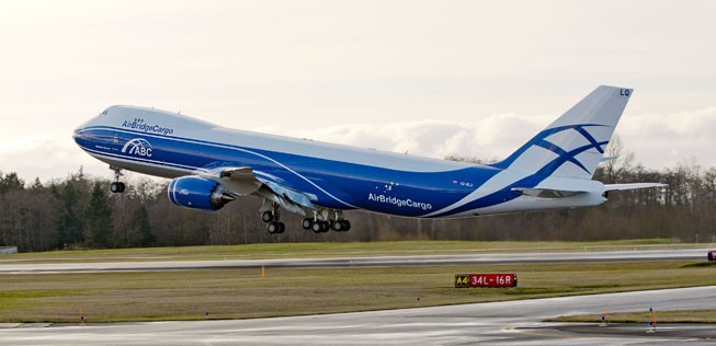 Die russische Frachtgruppe <a href="http://www.aerotelegraph.com/russischer-rettungsring-fuer-boeing-747-bestellung-airbridge-cargo">Volga Dnepr bestätigte die Absichtserklärung</a> zum Kauf von 20 Boeing 747-8F und wandelte sie in eine feste Order um. Sie beinhaltet 4 bereits gelieferte Flieger.